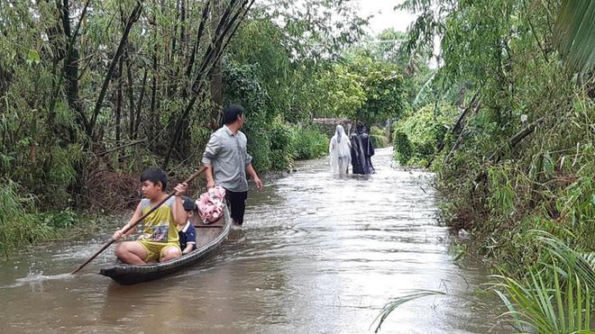Mưa lũ ở Thừa Thiên - Huế: Người dân đi xuồng trên đường, thủy điện nâng mức xả lũ-4
