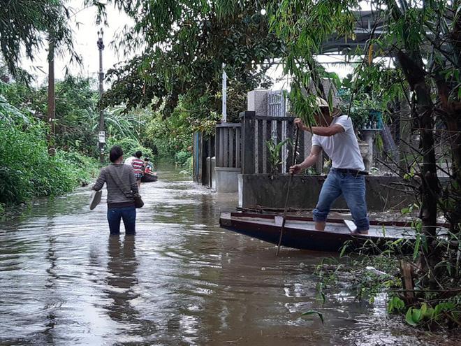 Mưa lũ ở Thừa Thiên - Huế: Người dân đi xuồng trên đường, thủy điện nâng mức xả lũ-5