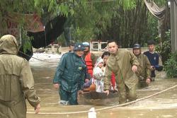 Mưa lũ ở Thừa Thiên - Huế: Người dân đi xuồng trên đường, thủy điện nâng mức xả lũ
