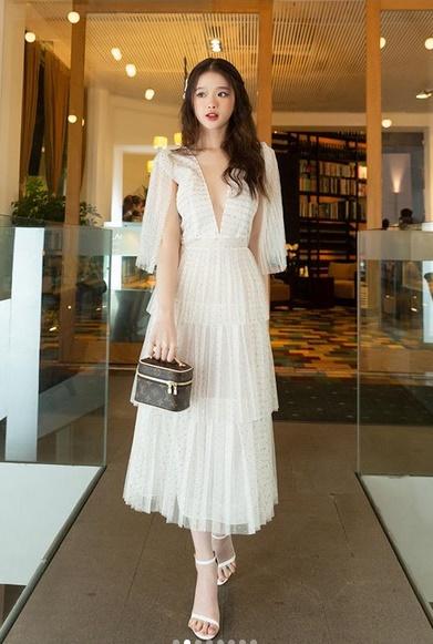 Street style: Linh Ka lần đầu thả rông táo bạo - Chi Pu phanh cúc khoe eo phẳng lì-4