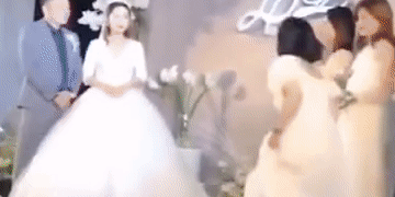 Phù dâu lên sân khấu hôn ngấu nghiến chú rể, thái độ cô dâu gây chú ý-1