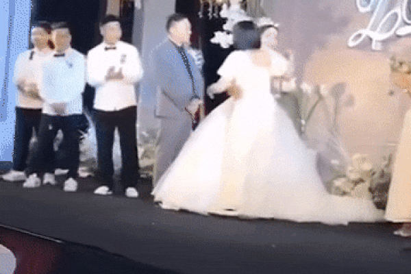 Phù dâu lên sân khấu hôn ngấu nghiến chú rể, thái độ cô dâu gây chú ý-2