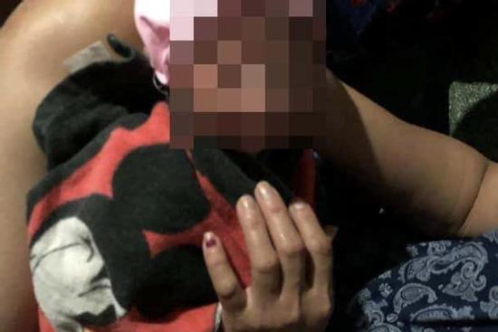 TP HCM: Bé trai mới sinh bị vứt còn nguyên dây rốn, toàn thân dính bùn