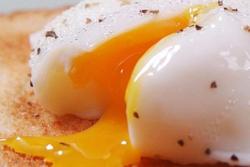 Hai cách làm trứng chần lòng đào chuẩn nhà hàng