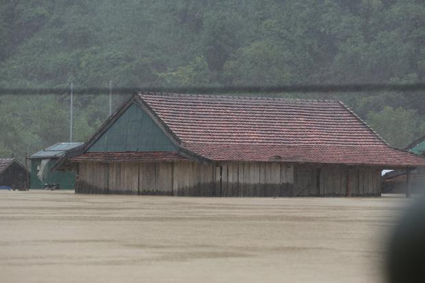 Ảnh: Mưa lũ lịch sử, hàng trăm ngôi nhà của người dân ở Quảng Bình ngập đến nóc-6