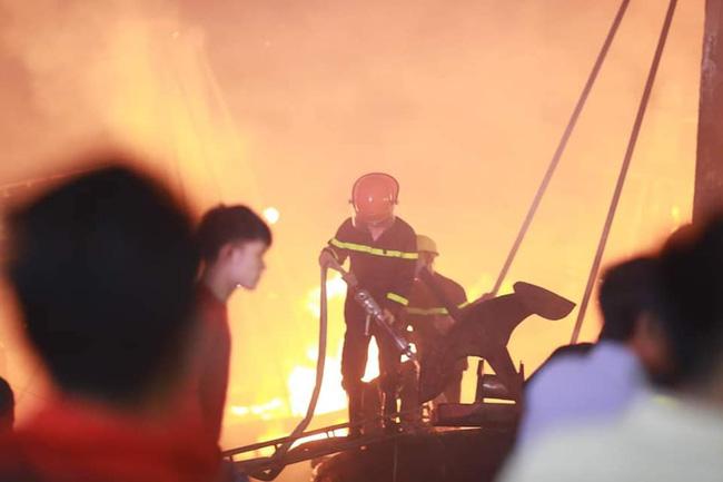 Hỏa hoạn kinh hoàng thiêu rụi 4 tàu cá trong đêm, người dân thẫn thờ nhìn khối tài sản hàng tỷ đồng cháy trơ trụi-3