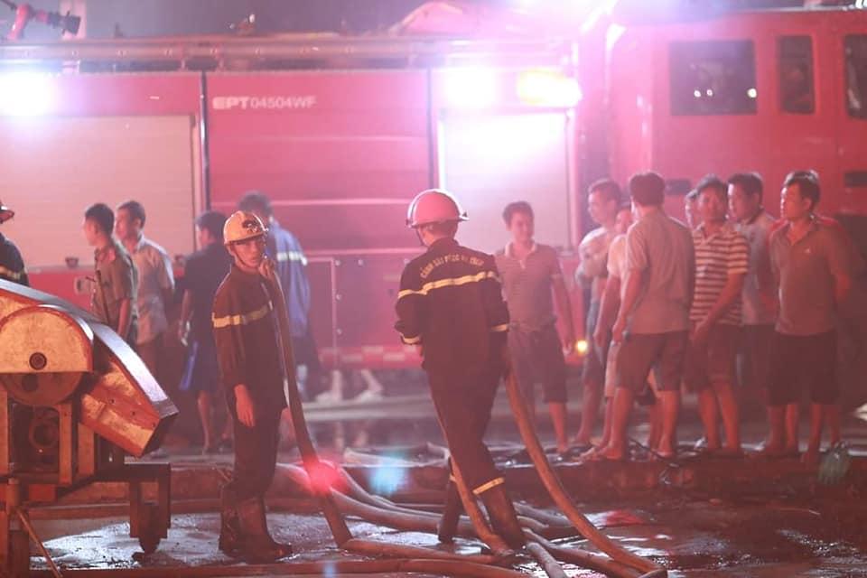 Hỏa hoạn kinh hoàng thiêu rụi 4 tàu cá trong đêm, người dân thẫn thờ nhìn khối tài sản hàng tỷ đồng cháy trơ trụi-4