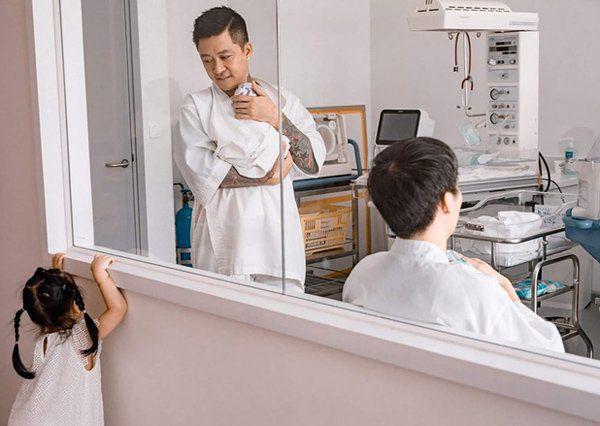 Đẹp trai lại khéo chăm vợ đẻ, nam ca sĩ  Việt vẫn bị dân mạng chê làm màu-4