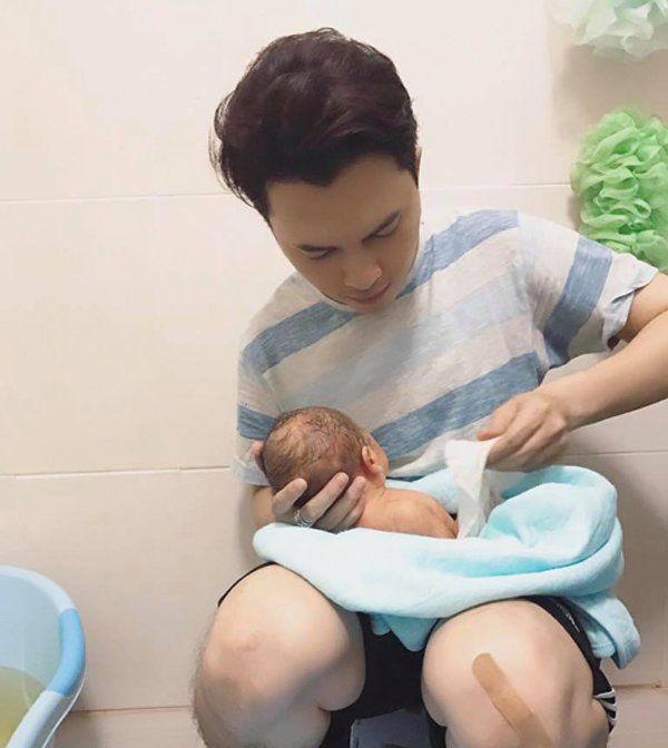 Đẹp trai lại khéo chăm vợ đẻ, nam ca sĩ  Việt vẫn bị dân mạng chê làm màu-7