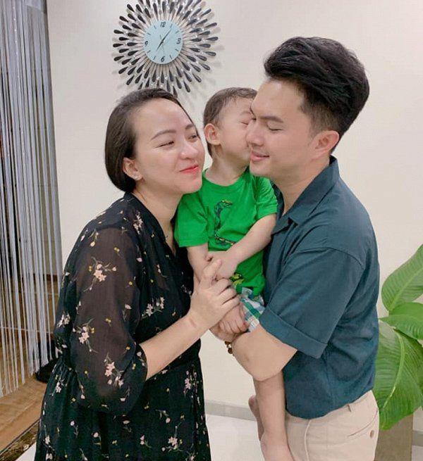 Đẹp trai lại khéo chăm vợ đẻ, nam ca sĩ Việt vẫn bị dân mạng chê làm màu-8