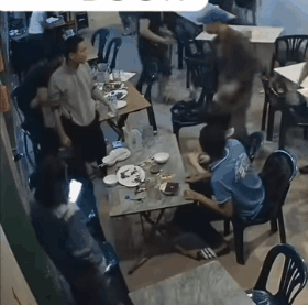 Thẳng tay ném cốc, thanh niên tát tới tấp vào mặt người đàn ông vì dám nhìn đểu-2