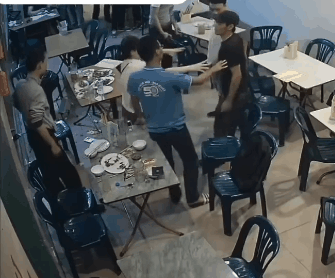 Thẳng tay ném cốc, thanh niên tát tới tấp vào mặt người đàn ông vì dám nhìn đểu-3