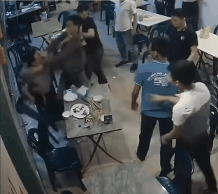 Thẳng tay ném cốc, thanh niên tát tới tấp vào mặt người đàn ông vì dám nhìn đểu-4