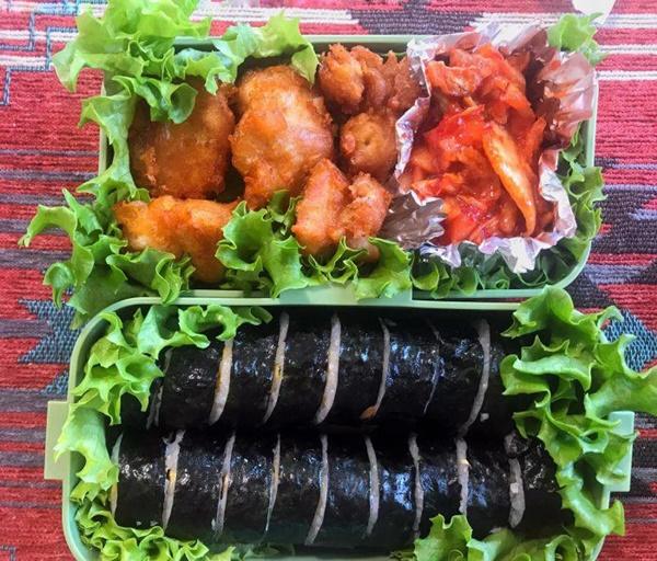 Trưa nào 9X cũng mang cơm tới tận công ty cho chồng, mỗi tuần chi 5 triệu tiền ăn-9