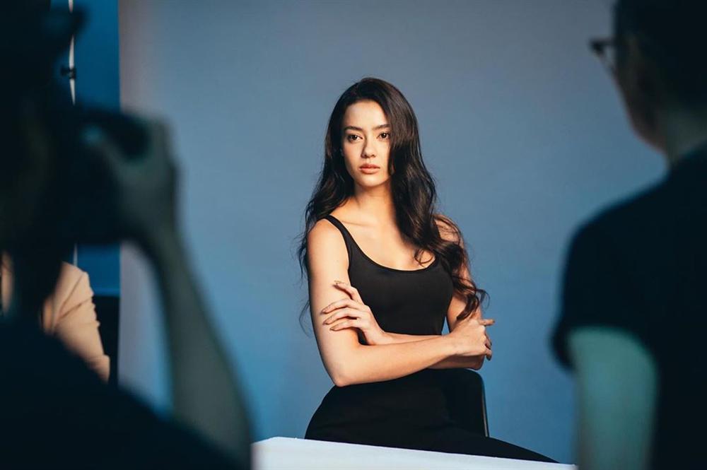 Tân Hoa hậu Hoàn vũ Thái Lan lộ diện tuyệt sắc, trực tiếp đe dọa Khánh Vân-10