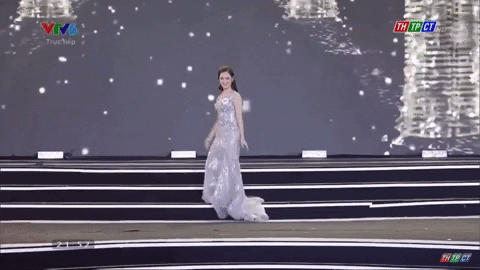 Những pha catwalk vấp ngã đáng tiếc ở bán kết Hoa hậu Việt Nam 2020-2