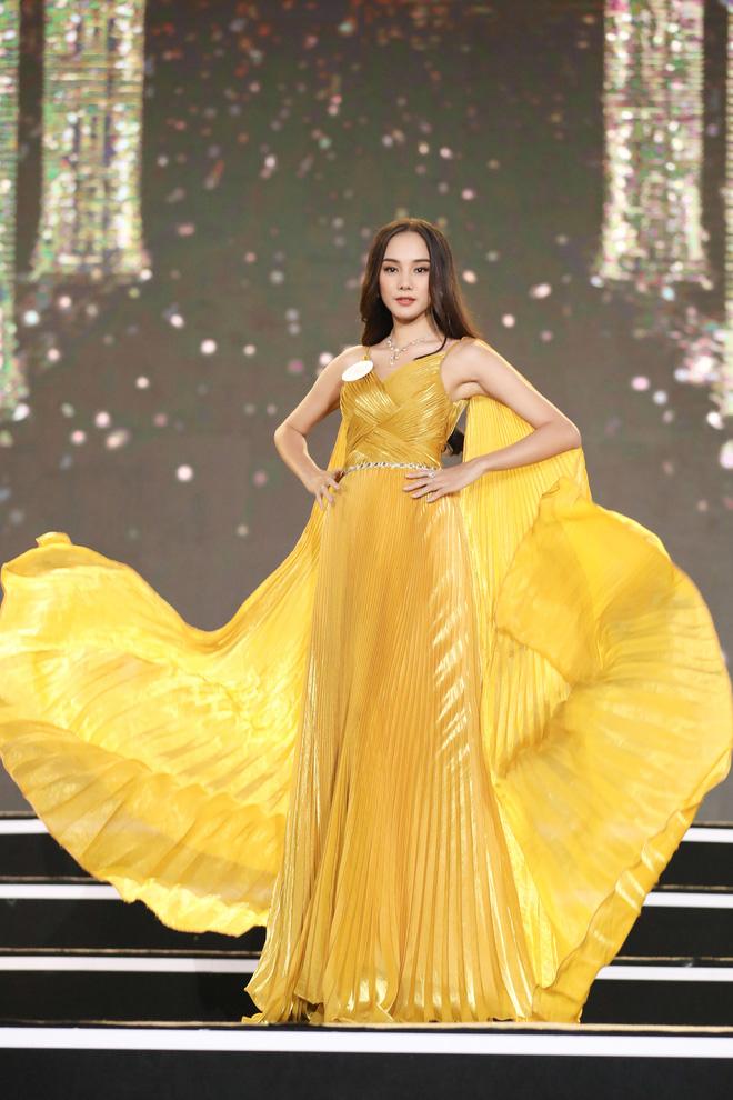 Những pha catwalk vấp ngã đáng tiếc ở bán kết Hoa hậu Việt Nam 2020-14