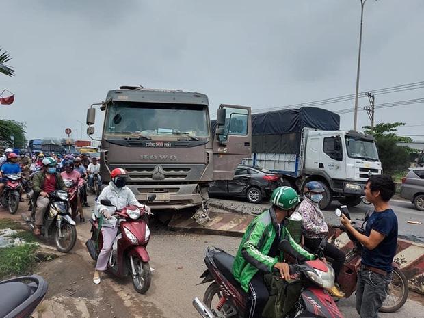 Tai nạn liên hoàn ở Bình Dương: Xe ben vò nát 4 chỗ, đôi nam nữ may mắn thoát chết-5