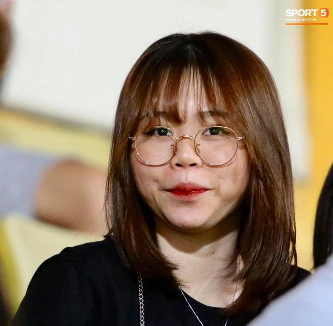 Bạn gái Quang Hải để lộ nọng cằm, da sần sùi khác xa ảnh sống ảo-2