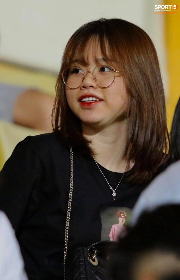 Bạn gái Quang Hải để lộ nọng cằm, da sần sùi khác xa ảnh sống ảo-3