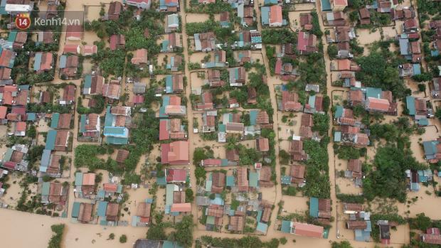 Chùm ảnh, video flycam: Cận cảnh lũ lịch sử nhấn chìm đường sá, ngập hàng ngàn ngôi nhà ở Quảng Bình-7