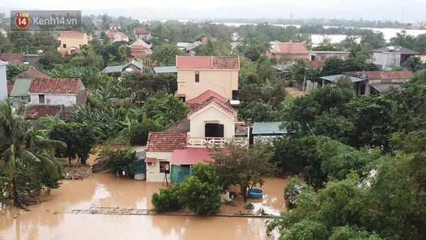 Chùm ảnh, video flycam: Cận cảnh lũ lịch sử nhấn chìm đường sá, ngập hàng ngàn ngôi nhà ở Quảng Bình-8