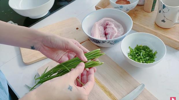 Trốn chồng, Thuỷ Tiên ở nhà tranh thủ làm món ăn yêu thích để ăn một mình-3