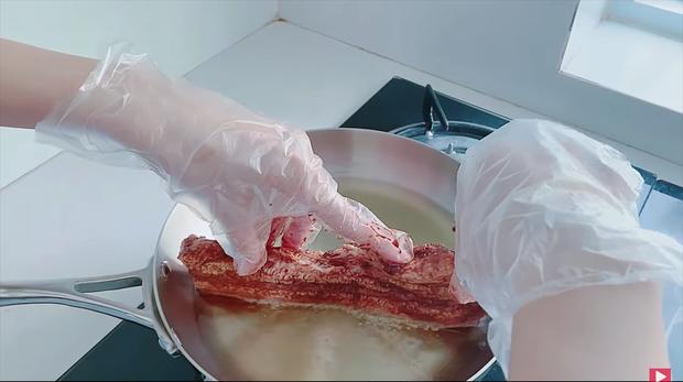 Trốn chồng, Thuỷ Tiên ở nhà tranh thủ làm món ăn yêu thích để ăn một mình-6