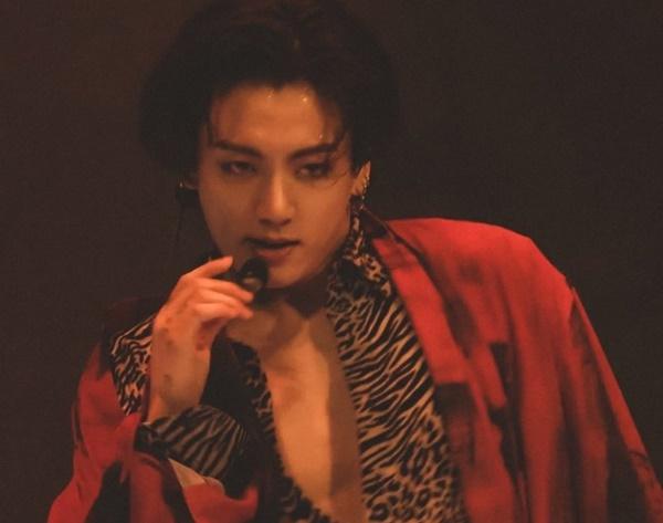 Jungkook độc chiếm MXH ngày thứ 2 Map Of The Soul ON:E nhờ sexy tột cùng-8