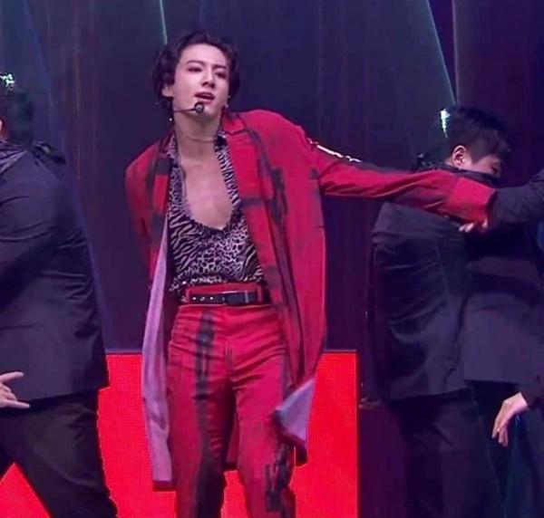 Jungkook độc chiếm MXH ngày thứ 2 Map Of The Soul ON:E nhờ sexy tột cùng-6
