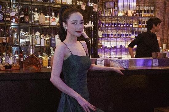 'Mẹ bỉm' Nhã Phương đi 'quẩy' nhiệt tình cùng bạn bè