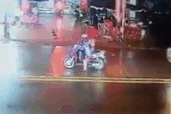 Clip: Nữ ninja có màn 'bỏ của chạy lấy người' nhanh như tên bắn trước tai nạn khiến tất cả nể phục