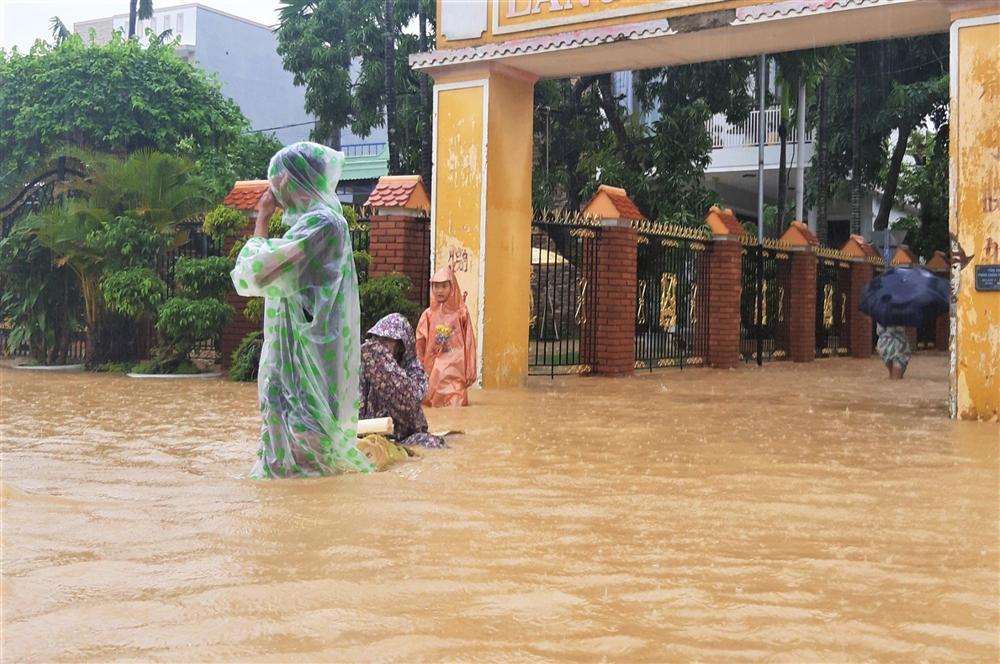 Đôi vợ chồng trẻ bị nước lũ cuốn trôi, chết đuối thương tâm khi trên đường đi đám cưới về-3