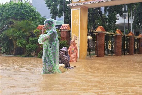 Đôi vợ chồng trẻ bị nước lũ cuốn trôi, chết đuối thương tâm khi trên đường đi đám cưới về