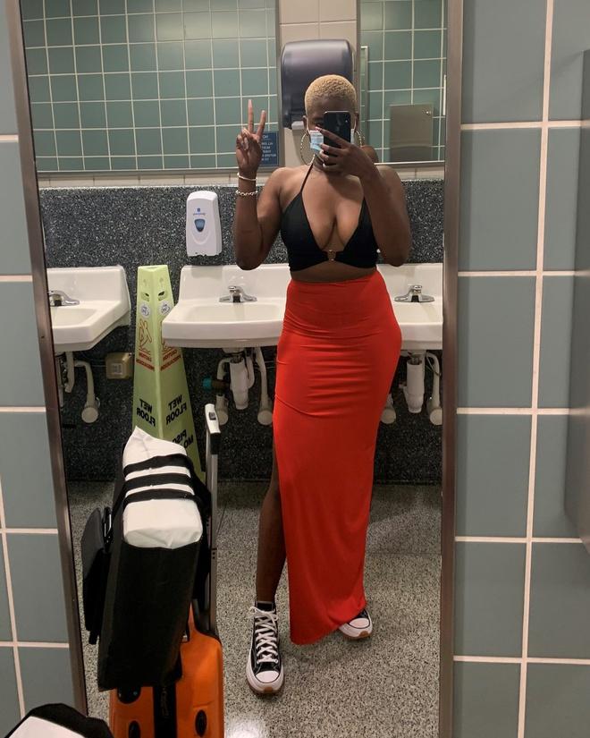 Cô gái Mỹ bị từ chối cho lên máy bay vì mặc áo hở ngực-1