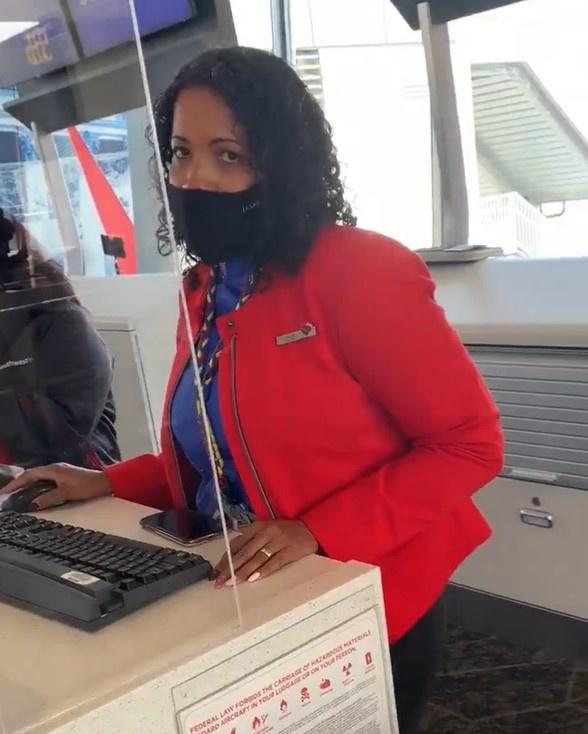 Cô gái Mỹ bị từ chối cho lên máy bay vì mặc áo hở ngực-2