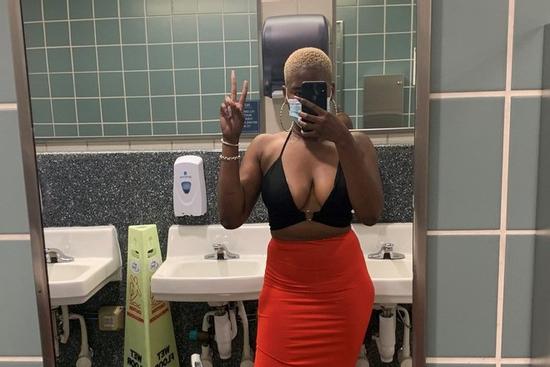 Cô gái Mỹ bị từ chối cho lên máy bay vì mặc áo hở ngực