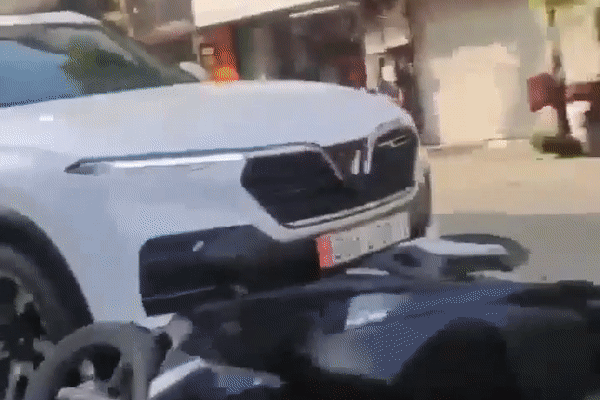 Clip: Dừng xe vô duyên, người phụ nữ lập tức nhận ngay quả báo điếng người-1