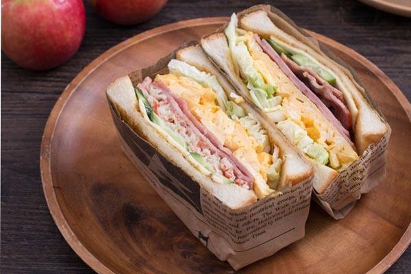 Đỉnh cao của sự rảnh rỗi, cô gái làm một bộ sưu tập dép em bé từ bánh mì-5