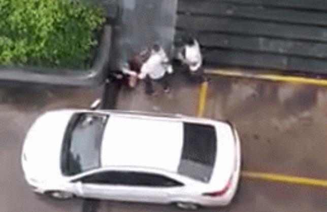 Clip: Bế con nhỏ trên tay, chồng lao tới đấm, đá vợ như kẻ thù ở Bình Dương-1