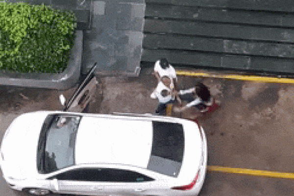 Clip: 4 thanh niên tay lăm le dao, hùng dũng đột nhập vào nhà dân trộm... 2 chiếc quần!-4