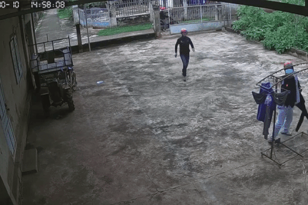 Tên cướp táo tợn vào tận cửa hàng kề dao vào cổ cô gái, ép chuyển tiền vào tài khoản ở TP.HCM-3