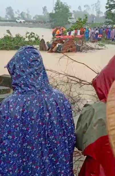 Sản phụ bị lũ cuốn trôi trên đường đi đẻ, người chồng gào khóc trong tuyệt vọng-1