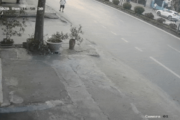 Clip: Cận cảnh thiếu gia 18 tuổi lái xe điên húc bay người, đâm hàng loạt xe ở Hà Nội-1