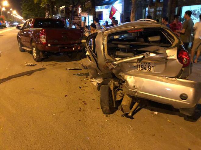 Clip: Cận cảnh thiếu gia 18 tuổi lái xe điên húc bay người, đâm hàng loạt xe ở Hà Nội-4