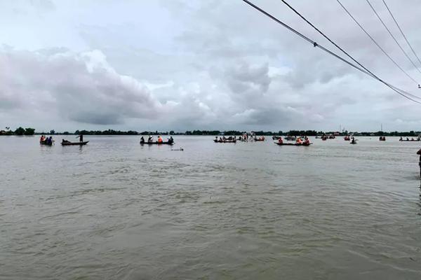 Trượt chân xuống dòng nước lũ, 2 học sinh chết đuối thương tâm-1