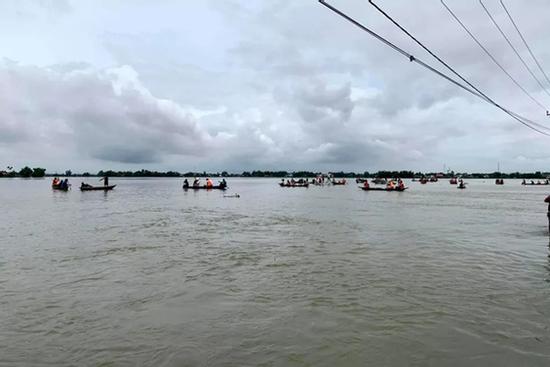 Trượt chân xuống dòng nước lũ, 2 học sinh chết đuối thương tâm