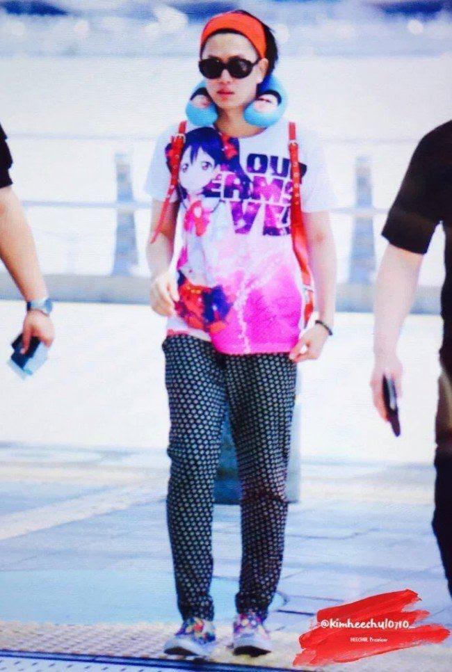 G-Dragon lên đồ Cái Bang, chưa hốt bằng có người mặc cả áo choàng tắm ra sân bay-1