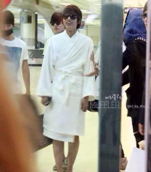 G-Dragon lên đồ Cái Bang, chưa hốt bằng có người mặc cả áo choàng tắm ra sân bay-3