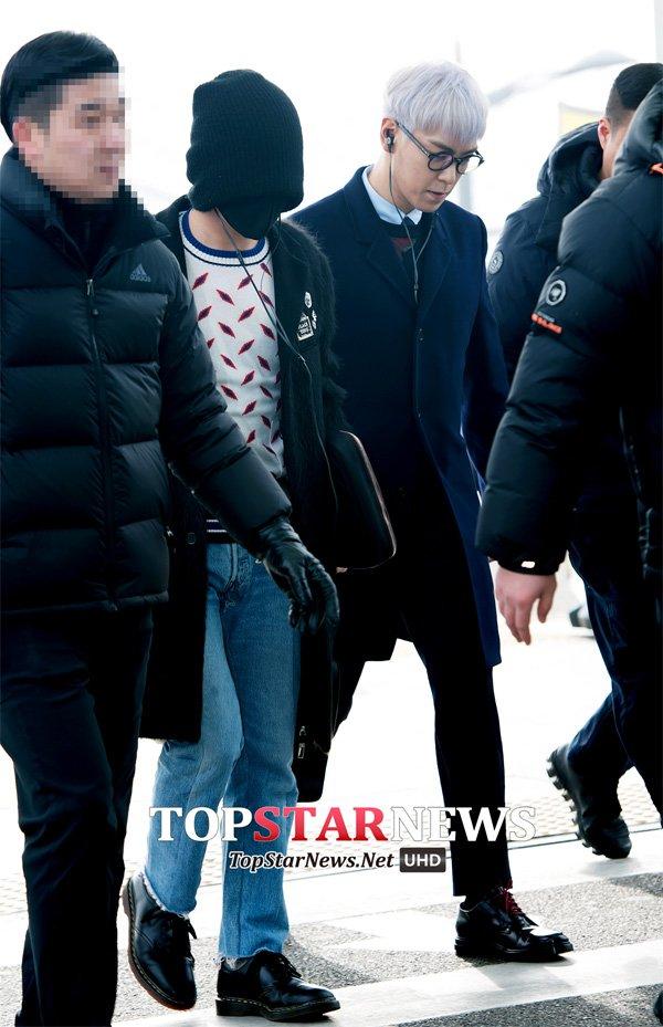 G-Dragon lên đồ Cái Bang, chưa hốt bằng có người mặc cả áo choàng tắm ra sân bay-5